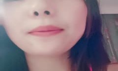 黑丝高跟极品大奶子风骚小少妇露脸大秀直播，颜值不错淫声荡语听指挥互动撩骚，道具抽插骚穴浪叫呻吟不止