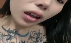 姐姐的骚穴露脸让大哥用道具插了，自己还插奶子上的性感纹身，自己揉着骚奶子道具玩着逼，浪叫不断表情享受