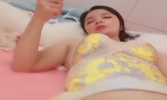 淫娃荡妇姐妹花，全程露脸陪狼友发骚，揉奶玩逼听狼友指挥互动撩骚，浪叫呻吟不止，道具蹂躏骚穴淫水多多