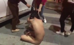 暴力抓小三！当街扒光下小三衣服一顿毒打!..