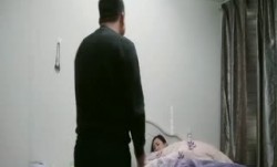 网红脸极品性感大美女和胖哥吃过晚饭后把他带到自己家中啪啪,最后趴在屁股上冲刺时把美女干高潮了,叫床真厉害,国语!
