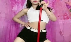 千元无上定制快手被封就开新号业内小有名气的网红女【敏爷燕儿】漏B漏脸激情顶胯大阴唇都跟着波动_ (8)