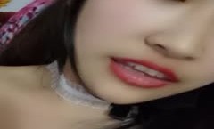 非常可爱的妹子情趣女仆装扮，露脸黑丝开档道具小黄瓜自慰嫩嫩呻吟，跳弹摩擦听呻吟就射了，精彩不要错过