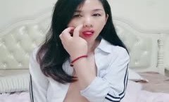 海归风骚少妇露脸一个人的寂寞在家陪狼友发骚，揉奶玩逼听狼友指挥，撅着屁股求草，淫声荡语不断不要错过