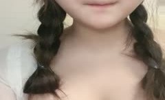 童颜大奶肥美鲍鱼全程露脸激情大秀直播，互动撩骚揉奶玩逼，道具爆菊花淫声荡语，抠的骚穴高潮迭起呻吟可射