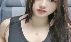 超极品的妞子来救赎狼友来了，撸管推荐风骚诱人的大奶子自己揉捏着伸着舌头要舔狼友的大鸡巴，电动道具插逼