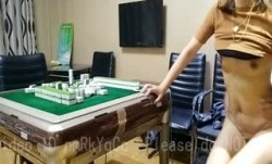 超性感的牛仔妹子麻将输大了只能任由小伙子摆布，不要啊不做行吗，小伙手停不下来往奶子阴穴摸去，你是不是早想上我啦淫荡！