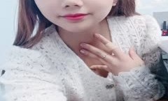 风骚小老板娘露脸在店里跟小哥激情，给小哥口交大鸡巴连蛋蛋都吸进去了，无套爆草骚穴，把精液全射进小嘴里