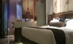 长屌哥酒店约啪网红脸气质性感外围美女,太漂亮还没洗澡就被扑倒,各种姿势用力猛干,操的美女身体颤抖躺那不动了.国语!