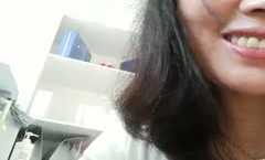 骚气熟女前台上班中跳蛋自慰诱惑，撩起衣服露奶子开裆裤桌子下跳蛋塞入，快速扣弄非常刺激