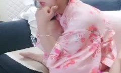 超嫩眼镜学生妹『可爱的小骚』调教新来18岁嫩妹表哥先干表妹小骚撅着白雪屁股后入啪啪响内射流出超多精华