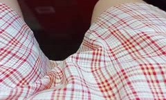 迷人的财务姐姐露脸在办公室上着班发骚，外面还有办公室主任，真空碎花裙，逼里塞着跳蛋抽插还把自己搞尿了