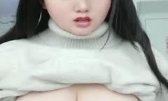 颜值不错丰满巨乳妹子诱惑，晃动坚挺圆润大白奶子从下往上视角非常诱人，很是诱惑喜欢不要错过