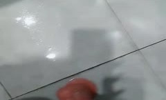 网吧里的骚货全程露脸激情大秀，逼里塞着跳蛋在网吧晃悠，跑到厕所脱了发骚，揉奶玩逼道具抽插搞到高潮流水