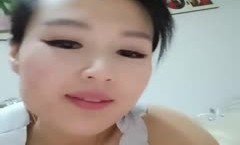 骚熟女【四川波多】跳蛋自慰黄瓜抽插，黑丝开裆跳蛋拉扯淫语骚话呻吟，很是诱惑喜欢不要错过