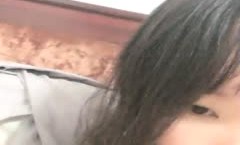 挺嫩苗条妹子全裸自摸，近距离特写掰穴手指扣弄用棒子抽插谈插入感受，很是诱惑喜欢不要错过