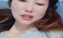 居家知性美少妇，独自在家道具自慰，跳蛋自慰粉蝴蝶，流了很多白浆