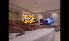 珠海骚货徐佳莹人前女神背后骚的不行，按住在床上狠狠插入，求饶的叫声骚死了！