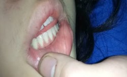 【真实MJ】把高中小嫩妹搞晕，躺在床上鼾声如雷，玩弄青春胴体和粉嫩鲍鱼，尿道口阴道口看得清清楚楚，超清1080P，附现场图10P