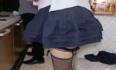 剧情演绎风骚小姨子黑丝情趣诱惑，露脸勾搭维修工大哥，被大哥按着头草嘴呻吟，淫声荡语各种抽插后入草菊花