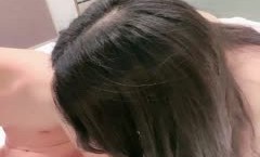大眼萌妹子雯雅被男友拉出来做直播后入操操，呻吟声很大第一视角很刺激