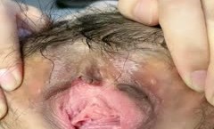 风骚的小少妇露脸伺候蒙面大哥，让大哥在床上各种玩弄，全程露脸深喉大鸡巴各种抽插，让大哥抠逼玩道具插