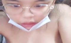 ✿寝室春情✿ 眼镜妹在宿舍偷偷自慰大气不敢喘 强忍小穴剧烈快感太爽了 生怕被室友发现跑进浴室高潮喷汁