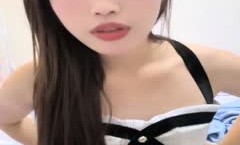 外表甜美刚下海！颜值嫩妹妹！居家床上自慰，紧致肥鲍掰开，振动棒磨蹭插入，被撑的好爽一脸享受