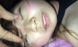 【真实MJ】忽悠大一小学妹出来旅游趁机迷晕，带到房间换丝袜，掰穴玩胸肆意把玩青春的胴体真开心，附图26P