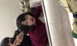 高颜值奶子雪白的大学生妹子和男友对着镜子非常自恋的啪啪自拍各种体位