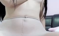 小七妹妹、萝莉丝袜美少女。隔着丝袜自慰，揉奶掰穴，高清晰观看森林的洞口！