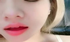 9分颜值金发美女！外表甜美活泼！近距离特写，跳蛋假屌自慰，双管齐下猛捅，椅子上骑坐深插