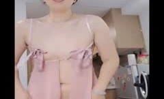 轻熟女美少妇露脸全裸自慰，换了多套衣服，自己喜欢玩弄粉蝴蝶逼