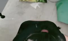 开档黑丝露脸风骚的大屁股少妇深夜跑到公测勾搭大哥激情啪啪，直接在厕所内口交大鸡巴躺在地上让大哥爆草