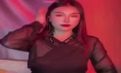 《疯狂抖音》美新娘5 美女喝高了洒酒疯耍的点大当街脱光光摆pose还跟jc动手(2)