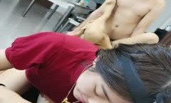 甜美极品大学生要下海沙发上看大哥草骚逼，全程露脸要4P，激烈抽插浪叫不止还摸骚女奶子，给旁边摄影师口交
