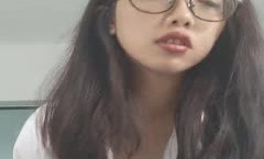 云云小尤物全程露脸小骚牌，黑丝齐逼小短裙诱惑，带个眼镜真骚揉内骚奶子撅着屁股自慰骚逼给狼友看精彩刺激