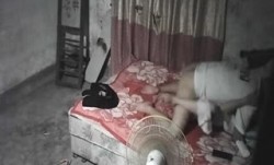 《监控破解✅真实泄密》城中村几个有点姿色的姐妹租平房改专用炮房提供快餐服务车轮战嫖客有老有少因长得漂亮所以生意红火(8)