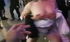 灯红酒绿的商业街下惊现一女孩露出揉奶，展现美丽的肌肤乳房，还伸手去逼里，围观群众小孩大人都有，女孩吃错药