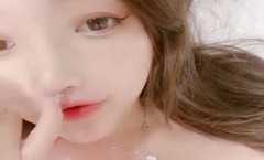 高颜值露脸极品妹子深夜诱惑，跟狼友互动撩骚边揉骚奶子边玩弄粉嫩的一线天逼逼，干净水多诱人精彩不要错过