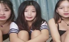 广东嫩模三美同床，全程露脸制服诱惑，在狼友的指挥下脱光，揉奶玩逼舔奶子，道具抽插姐妹骚穴浪叫呻吟不止