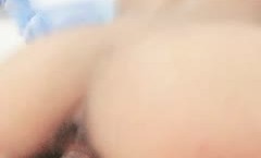 背着老公偷情的小骚逼找刺激，被大鸡巴干着给她老公打电话真骚，在大哥的各种姿势高速抽插下浪荡呻吟不止