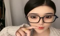 神似冯提莫-眼镜美女 苏苏LUCKY- 超有范，这小穴干净整洁，好想下口舔爆她，叫床叫得这么好听2V！ (2)