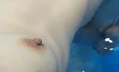 爽啊，情侣在游泳馆就搞了起来，水下舔骚穴，玩弄乳房，真羡慕！1