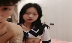 制服妹子被渣男男友拉回来直播做爱，深喉吃屌，无套女上位多角度深插打桩