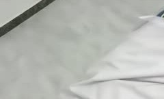 美容院的骚逼技师露脸偷偷的玩耍，给顾客服务期间自己跑到另外的屋子里诱惑狼友全裸露奶子自己抠逼浪荡呻吟