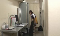 AP-692ファミレスのウブ女子バイト店員は店長からの連日繰り返される執拗な乳首責め