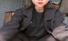 快手上的漂亮小萝莉，在服装店试衣间脱光，揉胸抠穴摸得轻声呻吟，00后玩得就是这份刺激，配上快手生活视频观赏更佳