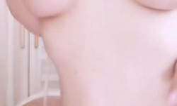 高颜值风情万种的骚货，情趣黑丝红色透明肚兜诱惑，道具各种插逼秀，看着水很多逼很肥，浪叫呻吟不止!