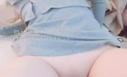 最新推特网红美少女『恶犬』5月新作-灰衣肛塞 漂亮美乳 极致粉穴 速插呻吟 爆浆高潮 高清28P 高清720P原版